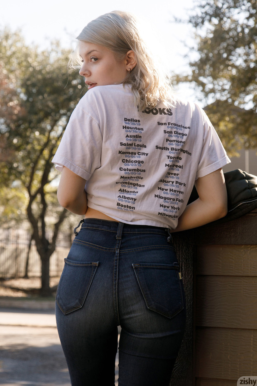 La principiante Phaedra James se quita los vaqueros y las bragas para jugar con su gran puerta trasera La principiante Phaedra James se quita los vaqueros y las bragas para jugar con su gran puerta trasera