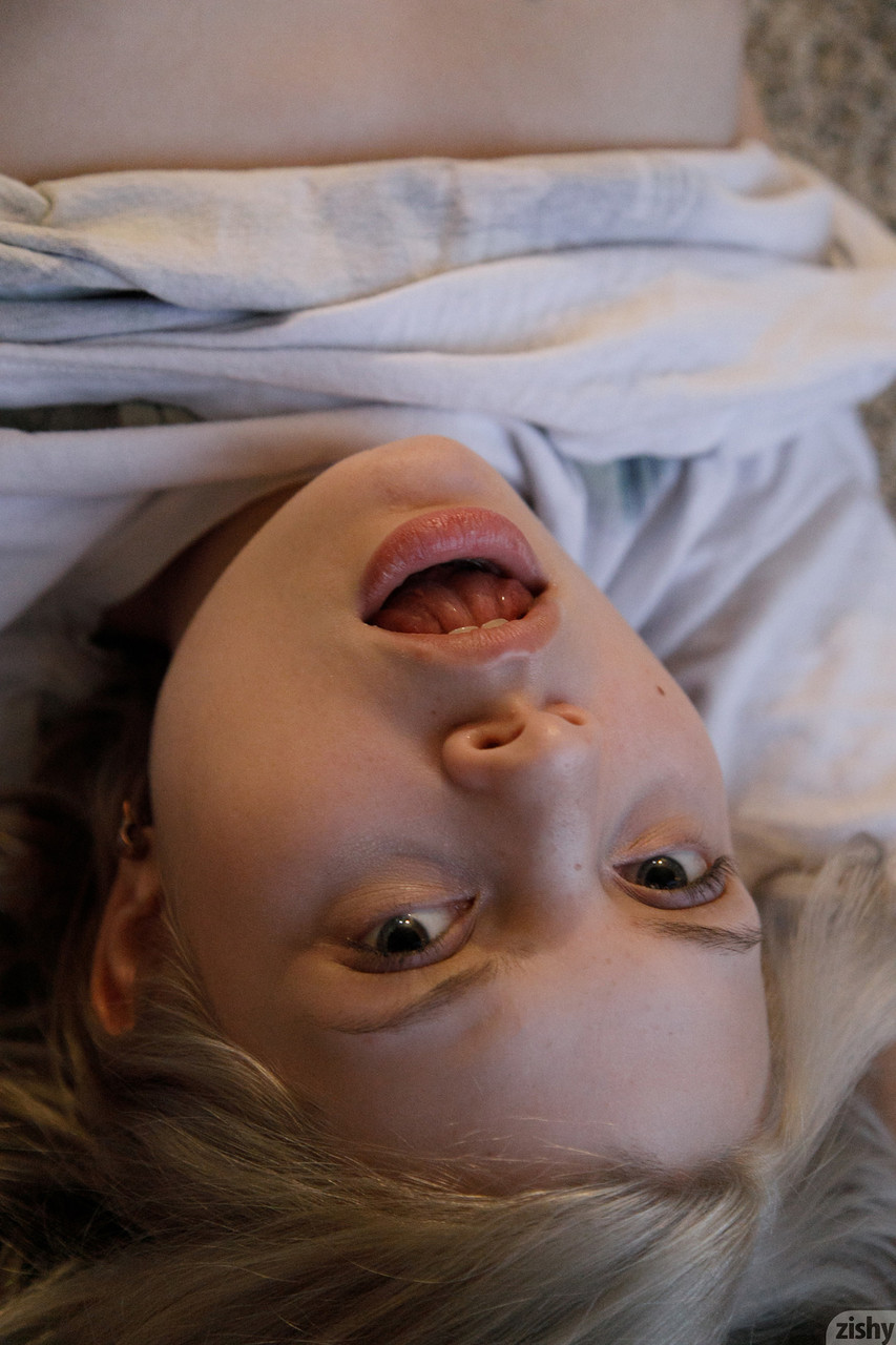 La principiante Phaedra James se quita los vaqueros y las bragas para jugar con su gran puerta trasera La principiante Phaedra James se quita los vaqueros y las bragas para jugar con su gran puerta trasera