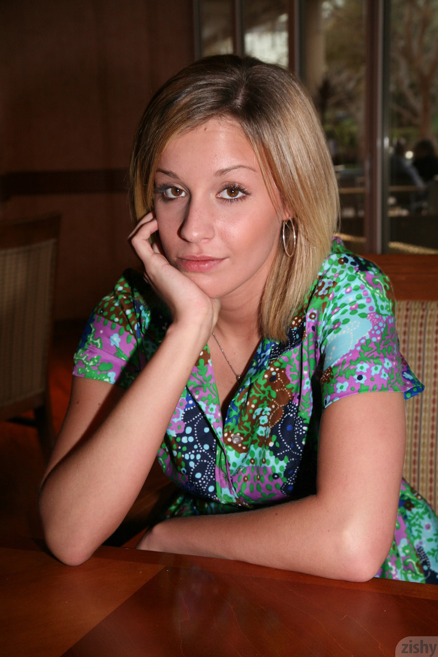 A modelo loira Shaye Bennett mostra as suas cuecas sem cuecas onde quer que esteja A modelo loira Shaye Bennett mostra as suas cuecas sem cuecas onde quer que esteja