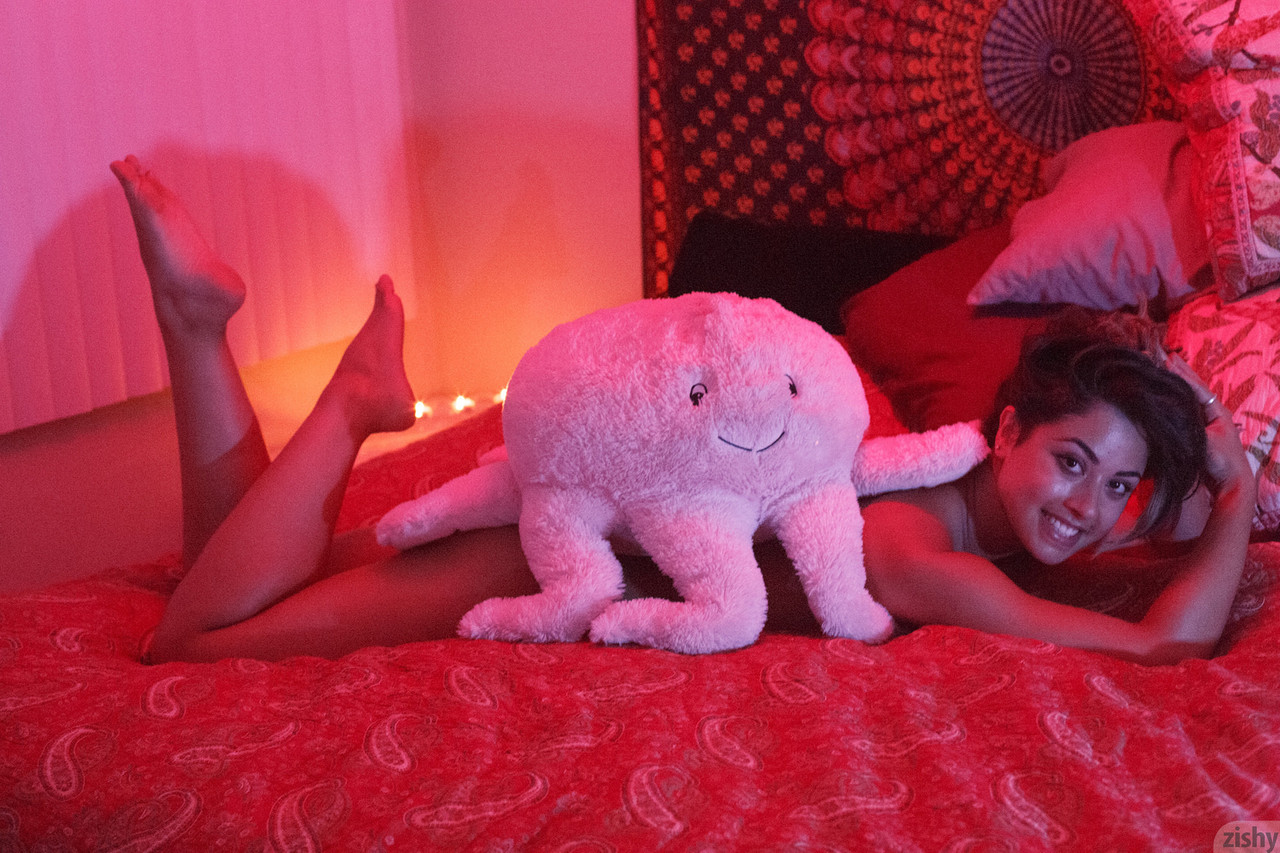 Die dunkelhaarige Schauspielerin Carol Jasabe modelliert ihren ansprechenden Körper nackt auf einem Sofa Die dunkelhaarige Schauspielerin Carol Jasabe modelliert ihren ansprechenden Körper nackt auf einem Sofa