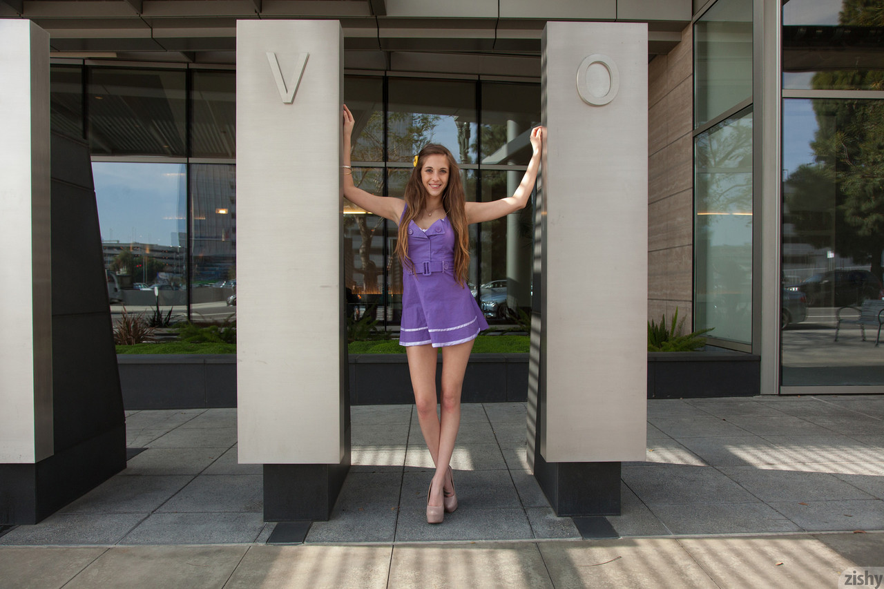 Holly Lebranche, une jeune femme en forme, porte un haut de maillot et montre ses seins. Holly Lebranche, une jeune femme en forme, porte un haut de maillot et montre ses seins.