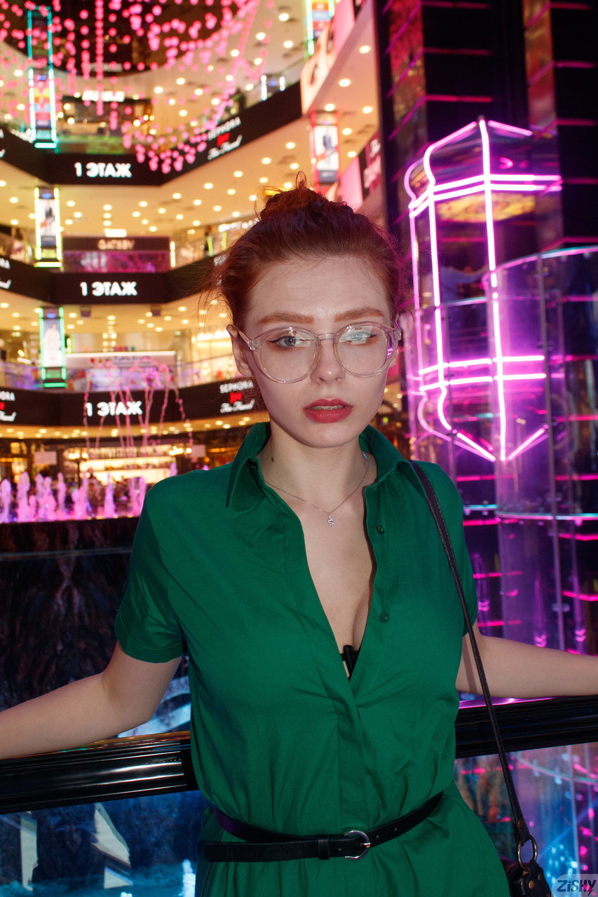 カリ・ピチノヴァの緑のスーツとパンストがアメリカ娘ショーで輝く カリ・ピチノヴァの緑のスーツとパンストがアメリカ娘ショーで輝く