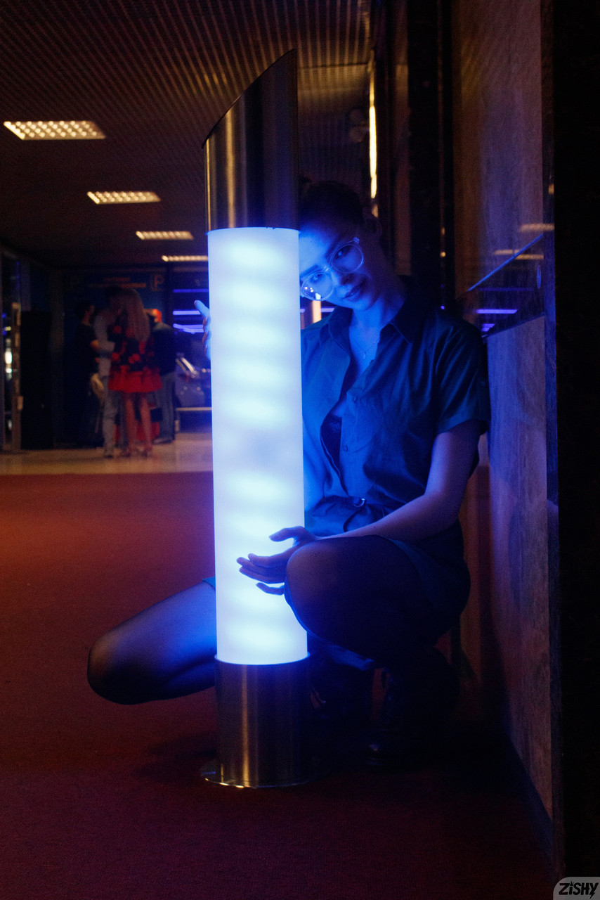 カリ・ピチノヴァの緑のスーツとパンストがアメリカ娘ショーで輝く カリ・ピチノヴァの緑のスーツとパンストがアメリカ娘ショーで輝く