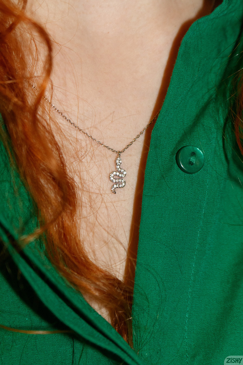 カリ・ピチノヴァの緑のスーツとパンストがアメリカ娘ショーで輝く カリ・ピチノヴァの緑のスーツとパンストがアメリカ娘ショーで輝く