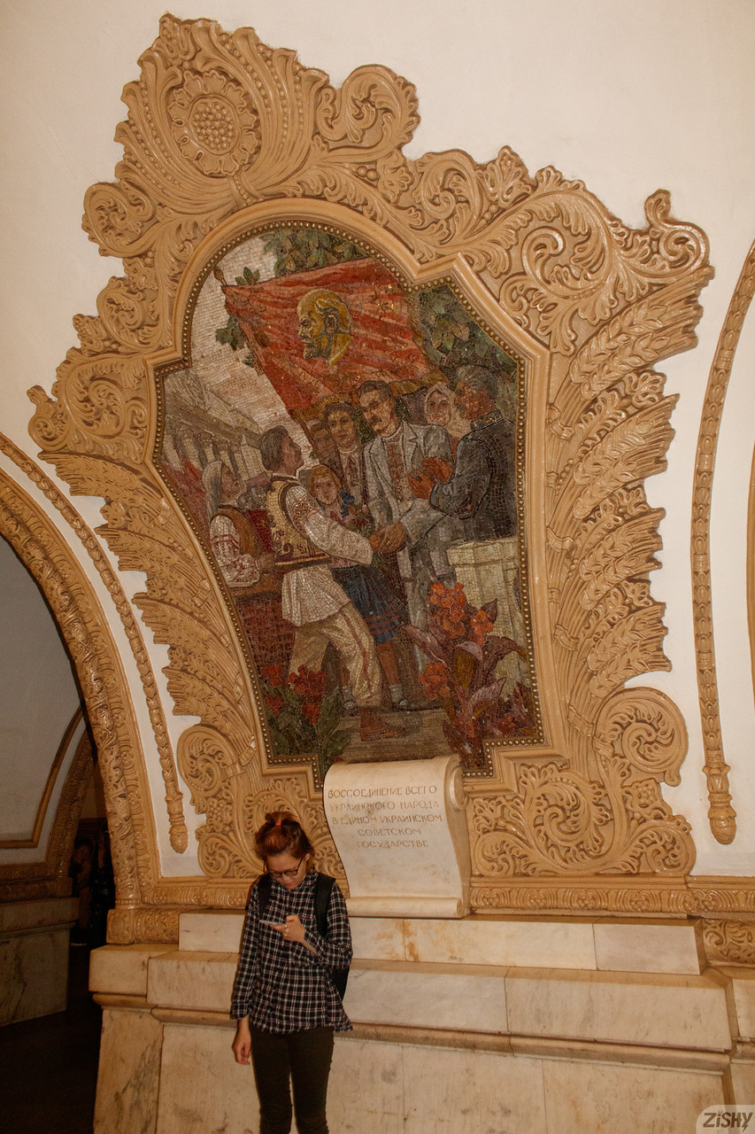 カリ・ピチノヴァの緑のスーツとパンストがアメリカ娘ショーで輝く カリ・ピチノヴァの緑のスーツとパンストがアメリカ娘ショーで輝く