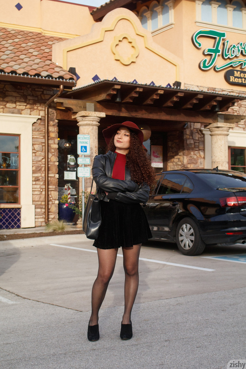 A namorada de cabelo encaracolado Lana Lovelace revela as suas deliciosas pernas em meias e saltos altos A namorada de cabelo encaracolado Lana Lovelace revela as suas deliciosas pernas em meias e saltos altos