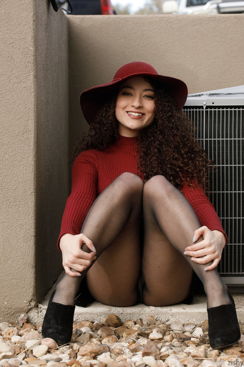 A namorada de cabelo encaracolado Lana Lovelace revela as suas deliciosas pernas em meias e saltos altos A namorada de cabelo encaracolado Lana Lovelace revela as suas deliciosas pernas em meias e saltos altos