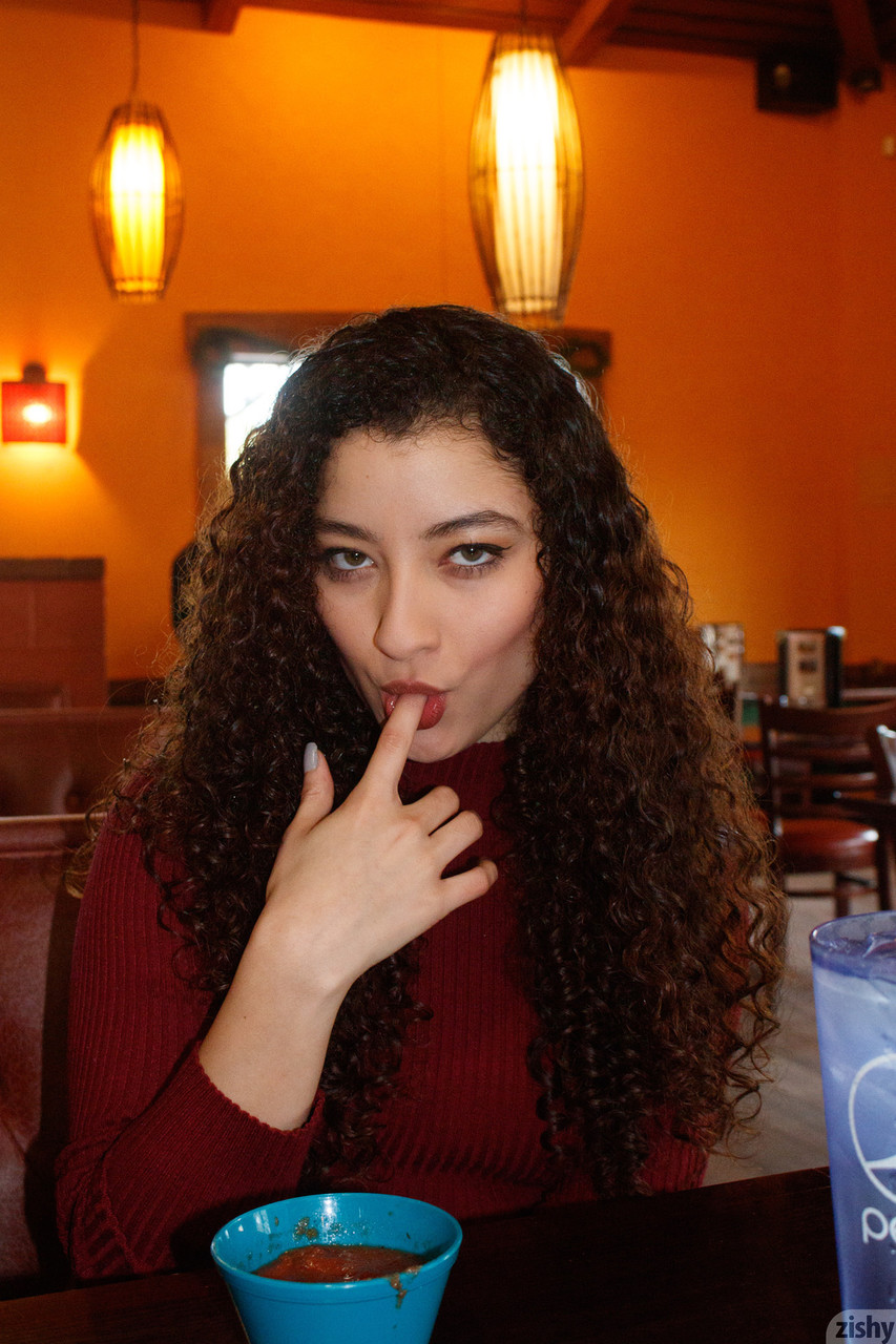 A namorada de cabelo encaracolado Lana Lovelace revela as suas deliciosas pernas em meias e saltos altos A namorada de cabelo encaracolado Lana Lovelace revela as suas deliciosas pernas em meias e saltos altos