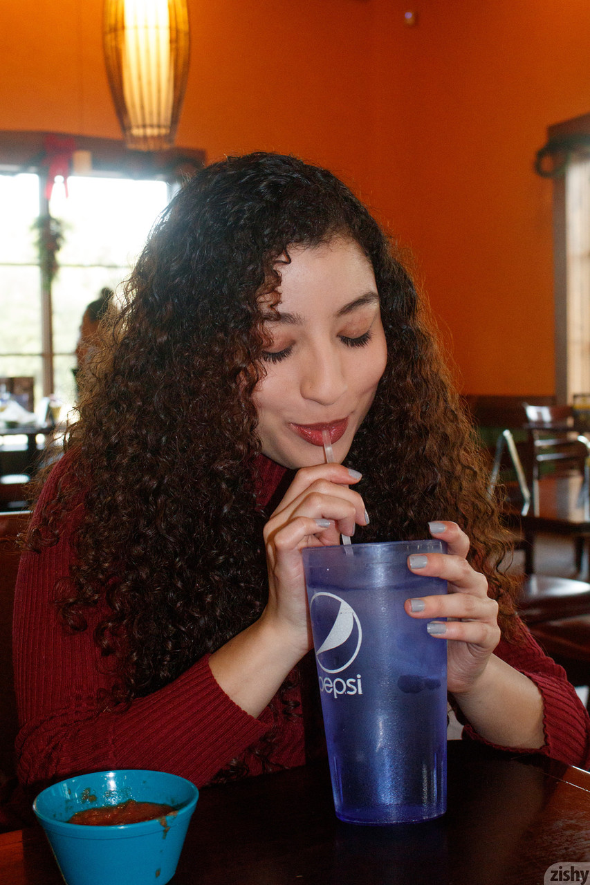 A namorada de cabelo encaracolado Lana Lovelace revela as suas deliciosas pernas em meias e saltos altos A namorada de cabelo encaracolado Lana Lovelace revela as suas deliciosas pernas em meias e saltos altos