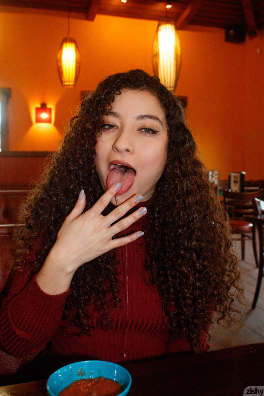 A namorada de cabelo encaracolado Lana Lovelace revela as suas deliciosas pernas em meias e saltos altos A namorada de cabelo encaracolado Lana Lovelace revela as suas deliciosas pernas em meias e saltos altos