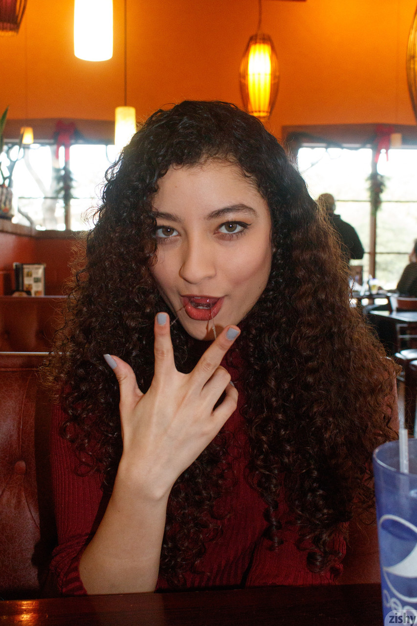 A namorada de cabelo encaracolado Lana Lovelace revela as suas deliciosas pernas em meias e saltos altos A namorada de cabelo encaracolado Lana Lovelace revela as suas deliciosas pernas em meias e saltos altos