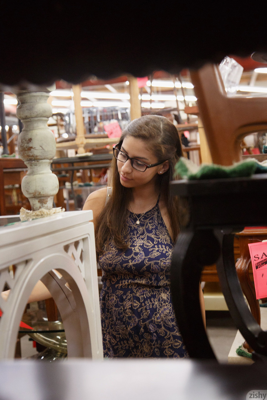 Yaramaz teneke Nina North, kemik gibi doğal göğüslerini ve lezzetli bacaklarını dışarıda gösteriyor Yaramaz teneke Nina North, kemik gibi doğal göğüslerini ve lezzetli bacaklarını dışarıda gösteriyor