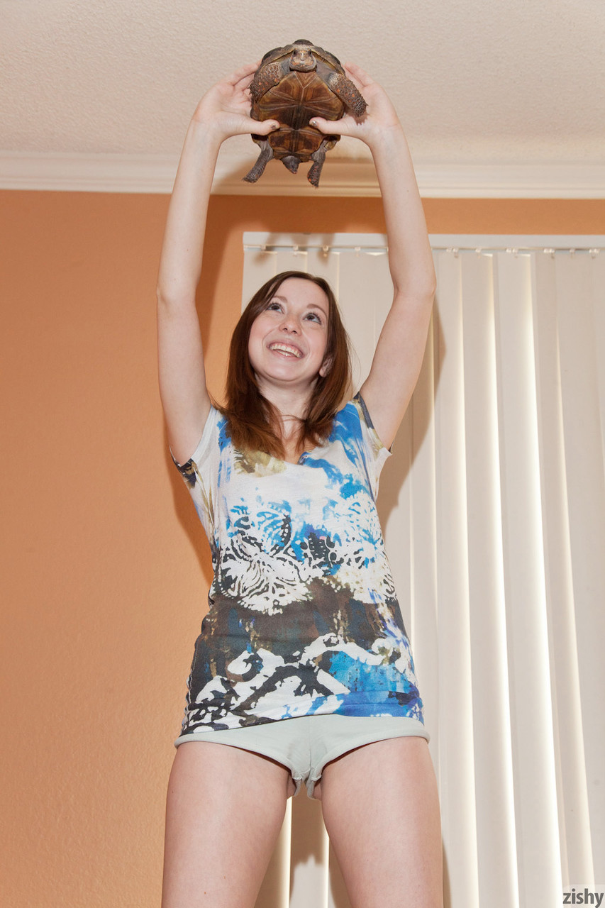 Tinny-Freundin Victoria Voss zeigt ihren üppigen Hintern und posiert in einem Solo Tinny-Freundin Victoria Voss zeigt ihren üppigen Hintern und posiert in einem Solo