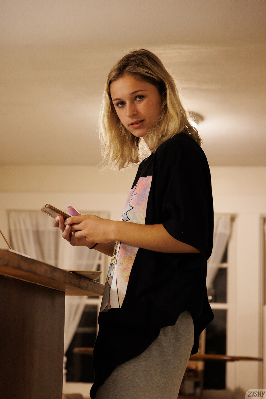 Gelbliches Haar nicht-professionelles Playgirl Jezebel Madd hebt ihr Shirt hoch und enthüllt ihre frechen Brüste Gelbliches Haar nicht-professionelles Playgirl Jezebel Madd hebt ihr Shirt hoch und enthüllt ihre frechen Brüste