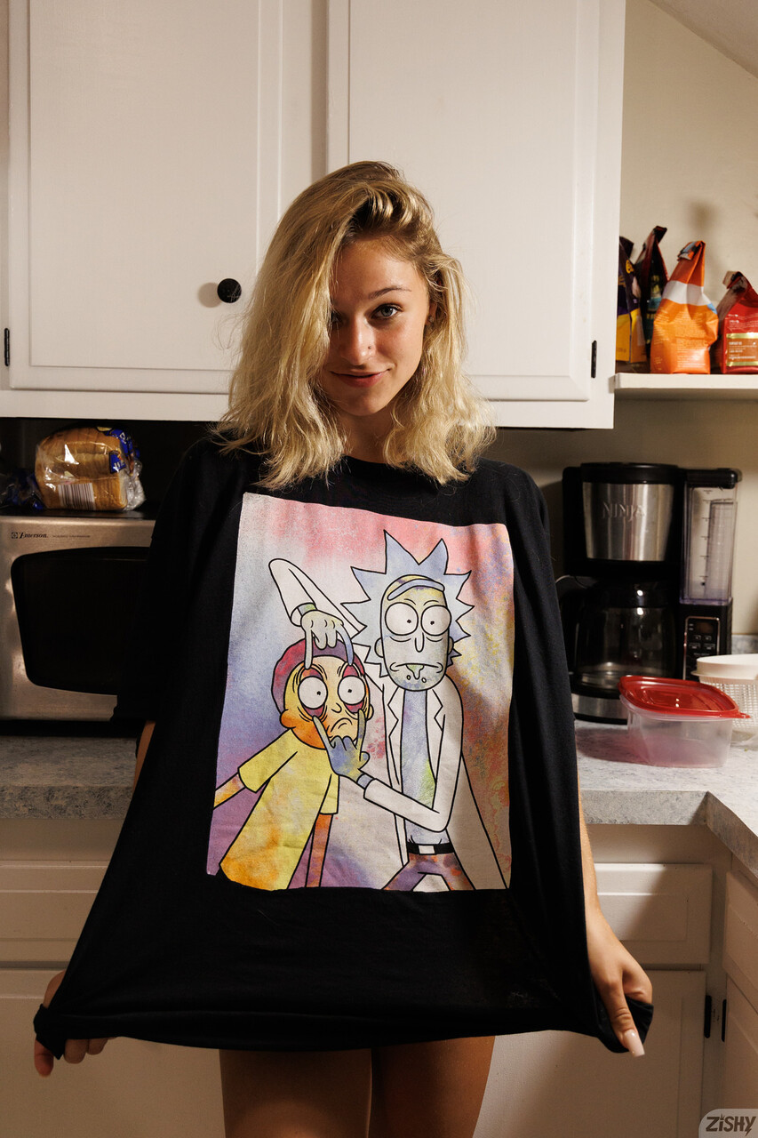 Gelbliches Haar nicht-professionelles Playgirl Jezebel Madd hebt ihr Shirt hoch und enthüllt ihre frechen Brüste Gelbliches Haar nicht-professionelles Playgirl Jezebel Madd hebt ihr Shirt hoch und enthüllt ihre frechen Brüste