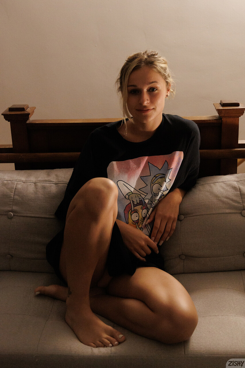 Gelbliches Haar nicht-professionelles Playgirl Jezebel Madd hebt ihr Shirt hoch und enthüllt ihre frechen Brüste Gelbliches Haar nicht-professionelles Playgirl Jezebel Madd hebt ihr Shirt hoch und enthüllt ihre frechen Brüste