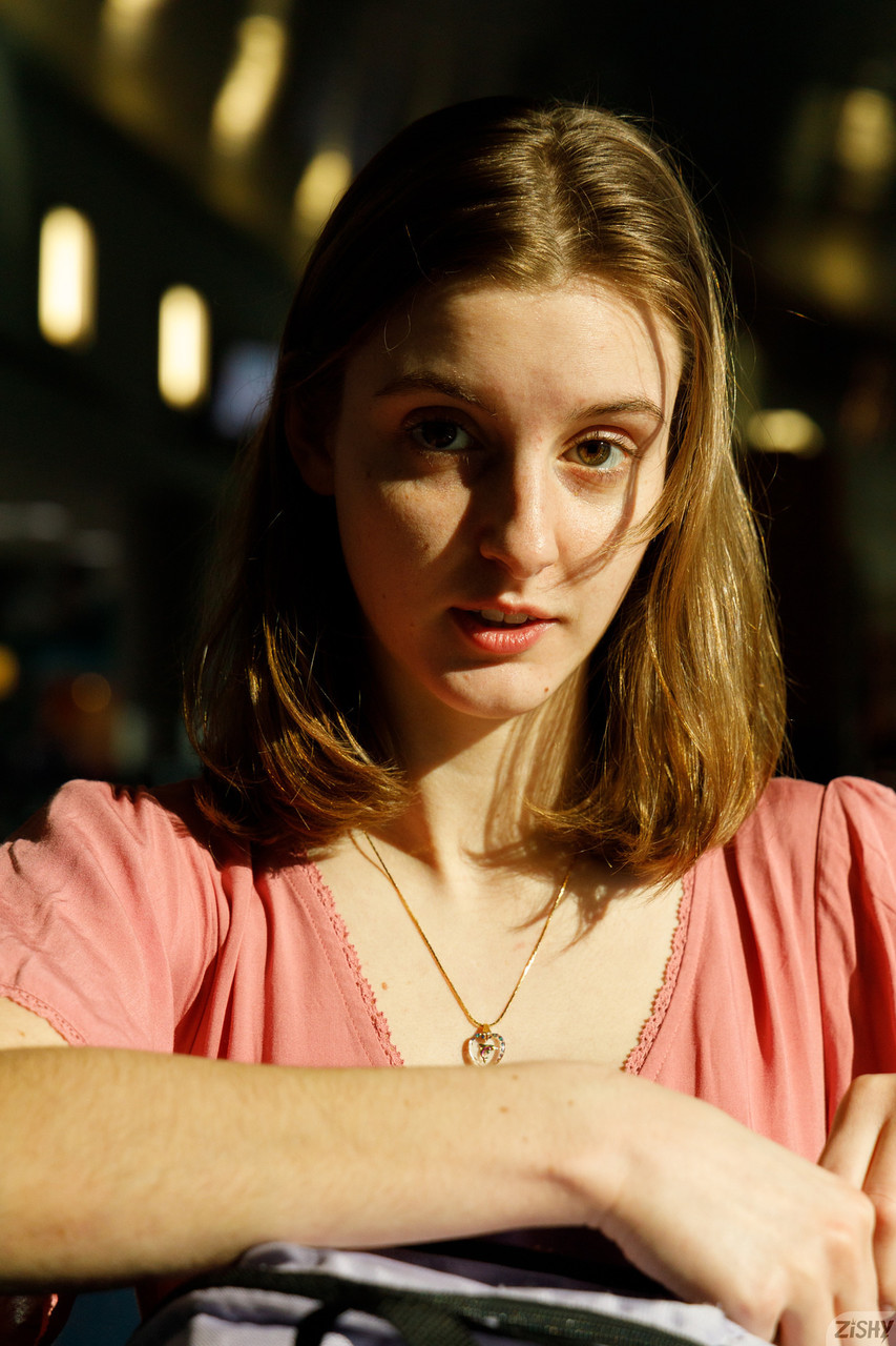 W pełni naturalna początkująca lassie Meadow Brink błyskająca piersiami w plenerze W pełni naturalna początkująca lassie Meadow Brink błyskająca piersiami w plenerze