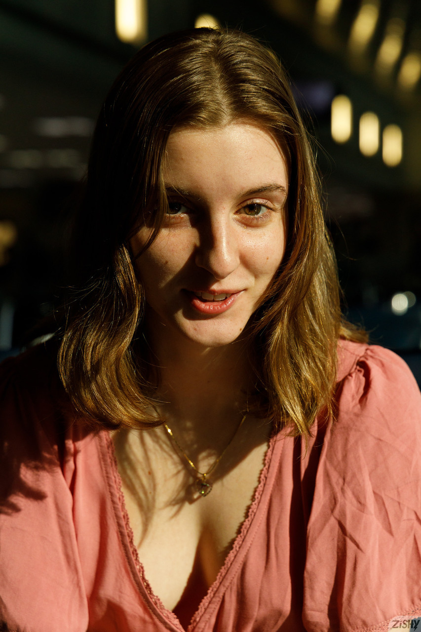 W pełni naturalna początkująca lassie Meadow Brink błyskająca piersiami w plenerze W pełni naturalna początkująca lassie Meadow Brink błyskająca piersiami w plenerze