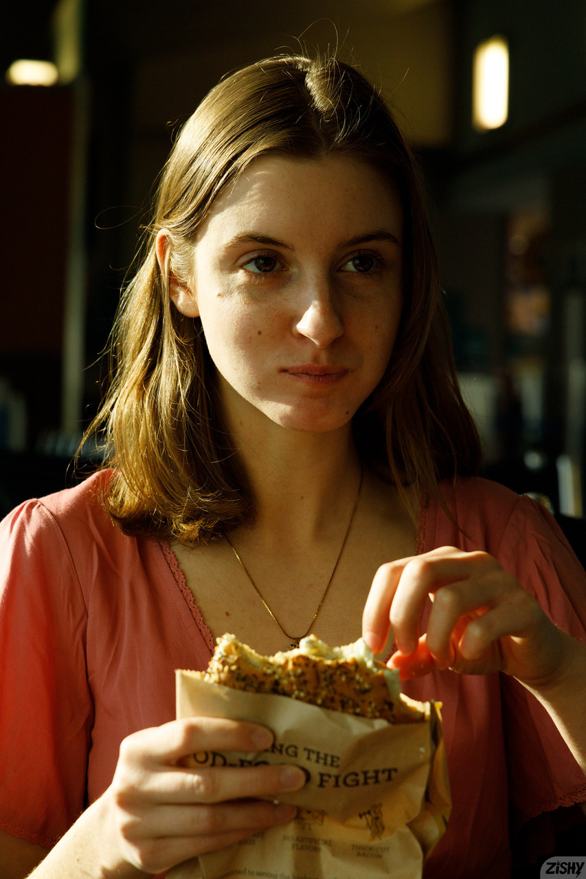 W pełni naturalna początkująca lassie Meadow Brink błyskająca piersiami w plenerze W pełni naturalna początkująca lassie Meadow Brink błyskająca piersiami w plenerze