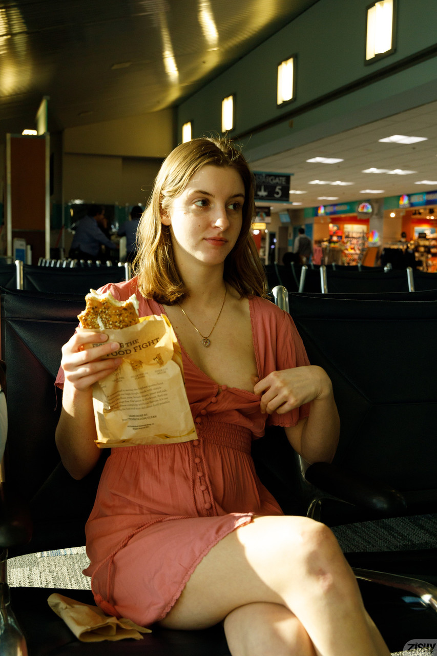 W pełni naturalna początkująca lassie Meadow Brink błyskająca piersiami w plenerze W pełni naturalna początkująca lassie Meadow Brink błyskająca piersiami w plenerze