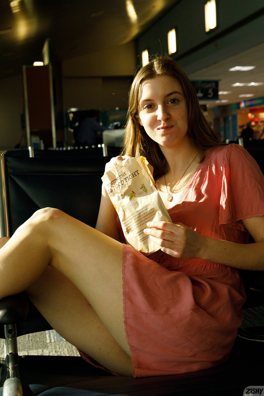 W pełni naturalna początkująca lassie Meadow Brink błyskająca piersiami w plenerze W pełni naturalna początkująca lassie Meadow Brink błyskająca piersiami w plenerze