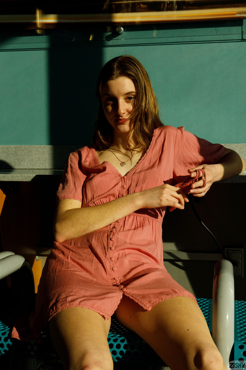 W pełni naturalna początkująca lassie Meadow Brink błyskająca piersiami w plenerze W pełni naturalna początkująca lassie Meadow Brink błyskająca piersiami w plenerze