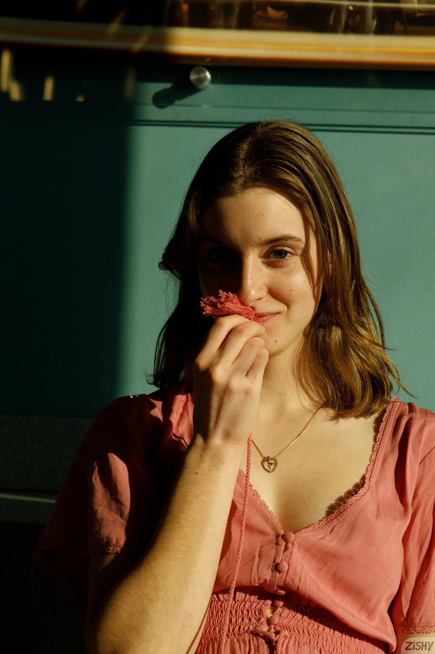 W pełni naturalna początkująca lassie Meadow Brink błyskająca piersiami w plenerze W pełni naturalna początkująca lassie Meadow Brink błyskająca piersiami w plenerze