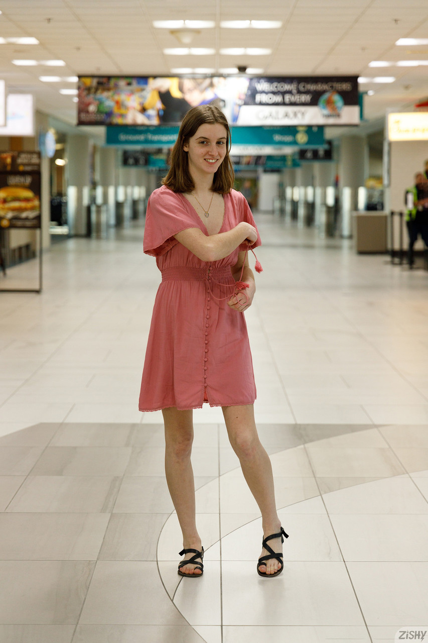 W pełni naturalna początkująca lassie Meadow Brink błyskająca piersiami w plenerze W pełni naturalna początkująca lassie Meadow Brink błyskająca piersiami w plenerze