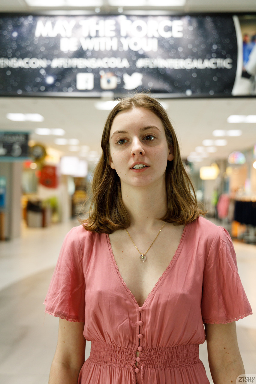 W pełni naturalna początkująca lassie Meadow Brink błyskająca piersiami w plenerze W pełni naturalna początkująca lassie Meadow Brink błyskająca piersiami w plenerze