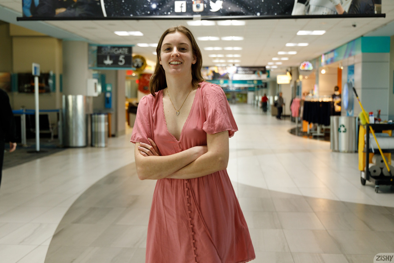 W pełni naturalna początkująca lassie Meadow Brink błyskająca piersiami w plenerze W pełni naturalna początkująca lassie Meadow Brink błyskająca piersiami w plenerze