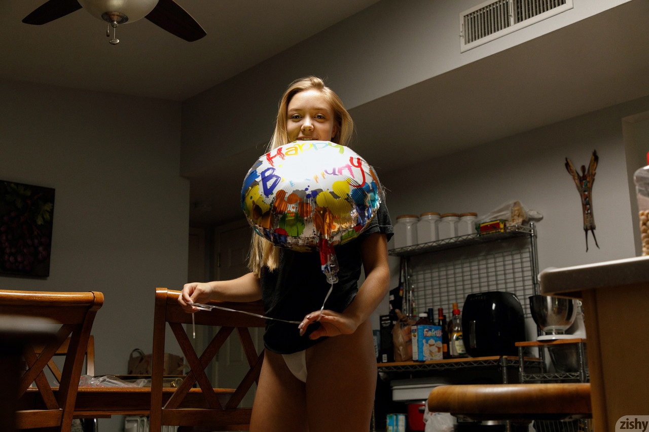 Lezzetli amatör Brandy Gila nefis mini göğüslerini ve muhteşem kıçını gösteriyor Lezzetli amatör Brandy Gila nefis mini göğüslerini ve muhteşem kıçını gösteriyor