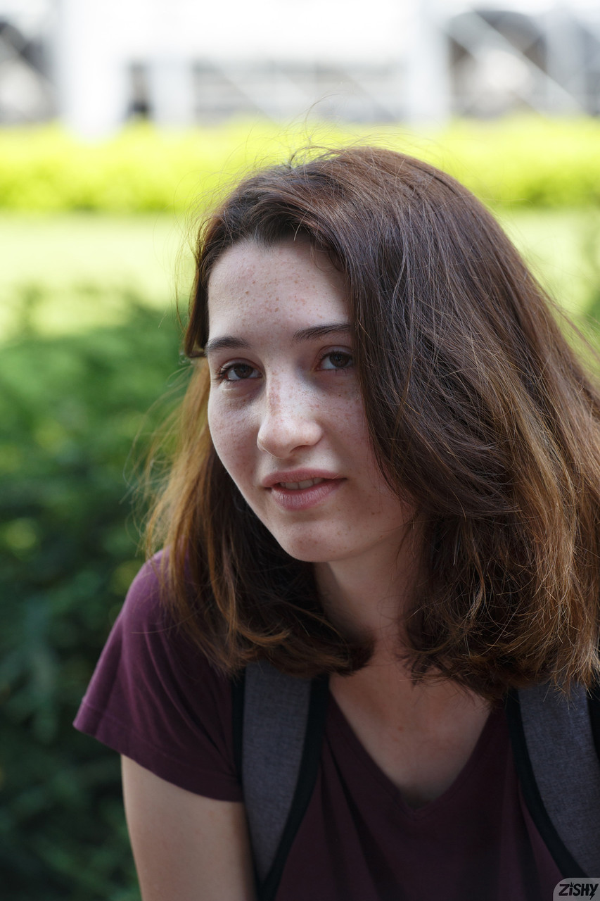 Słodka dziewczyna Tamara Damachuk odsłania swojego wielkiego asa w majtkach Słodka dziewczyna Tamara Damachuk odsłania swojego wielkiego asa w majtkach