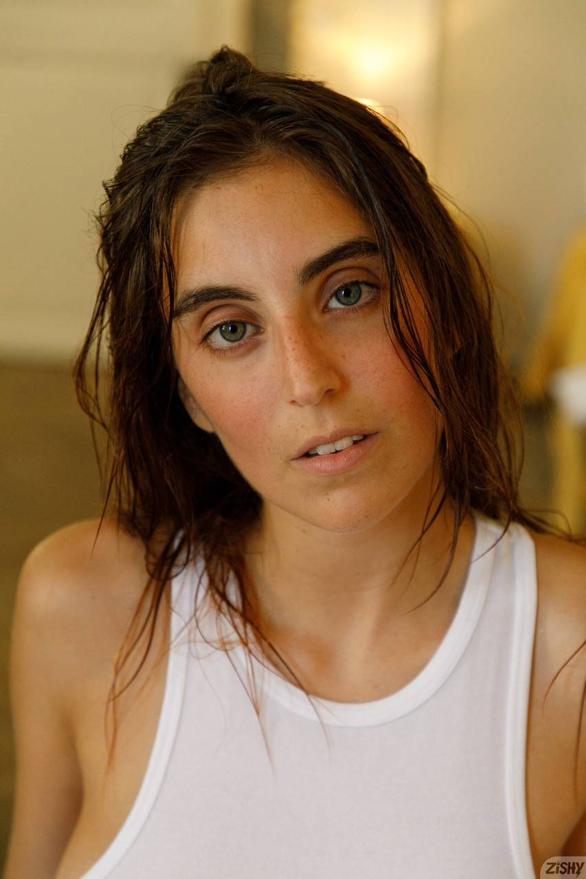 La exuberante principiante Aurora Morgenrote expone su gran culo y su precioso pecho La exuberante principiante Aurora Morgenrote expone su gran culo y su precioso pecho