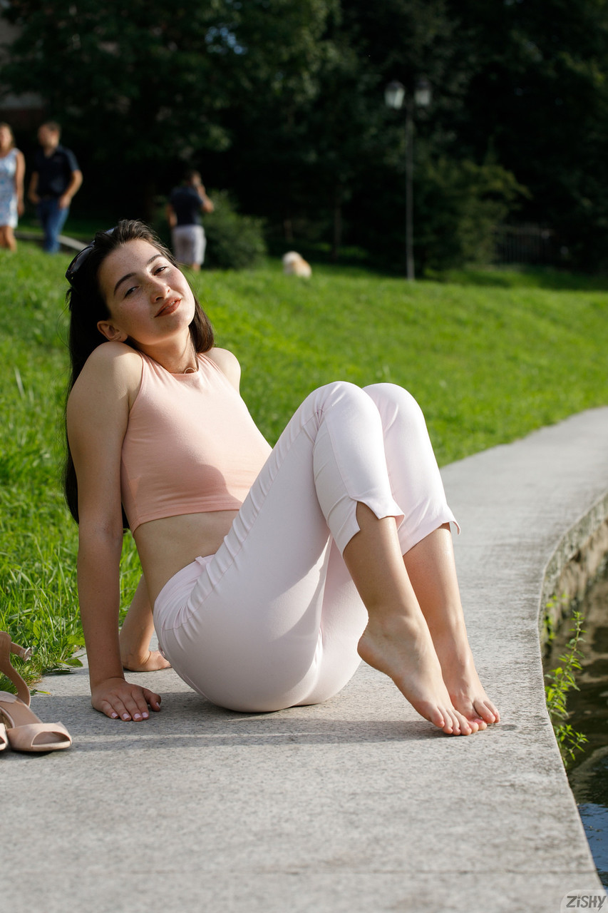 Nicht-professionelle Prinzessin Tamara Damachuk zeigt ihre Brüste, während sie in ihrem engen Kleid posiert Nicht-professionelle Prinzessin Tamara Damachuk zeigt ihre Brüste, während sie in ihrem engen Kleid posiert