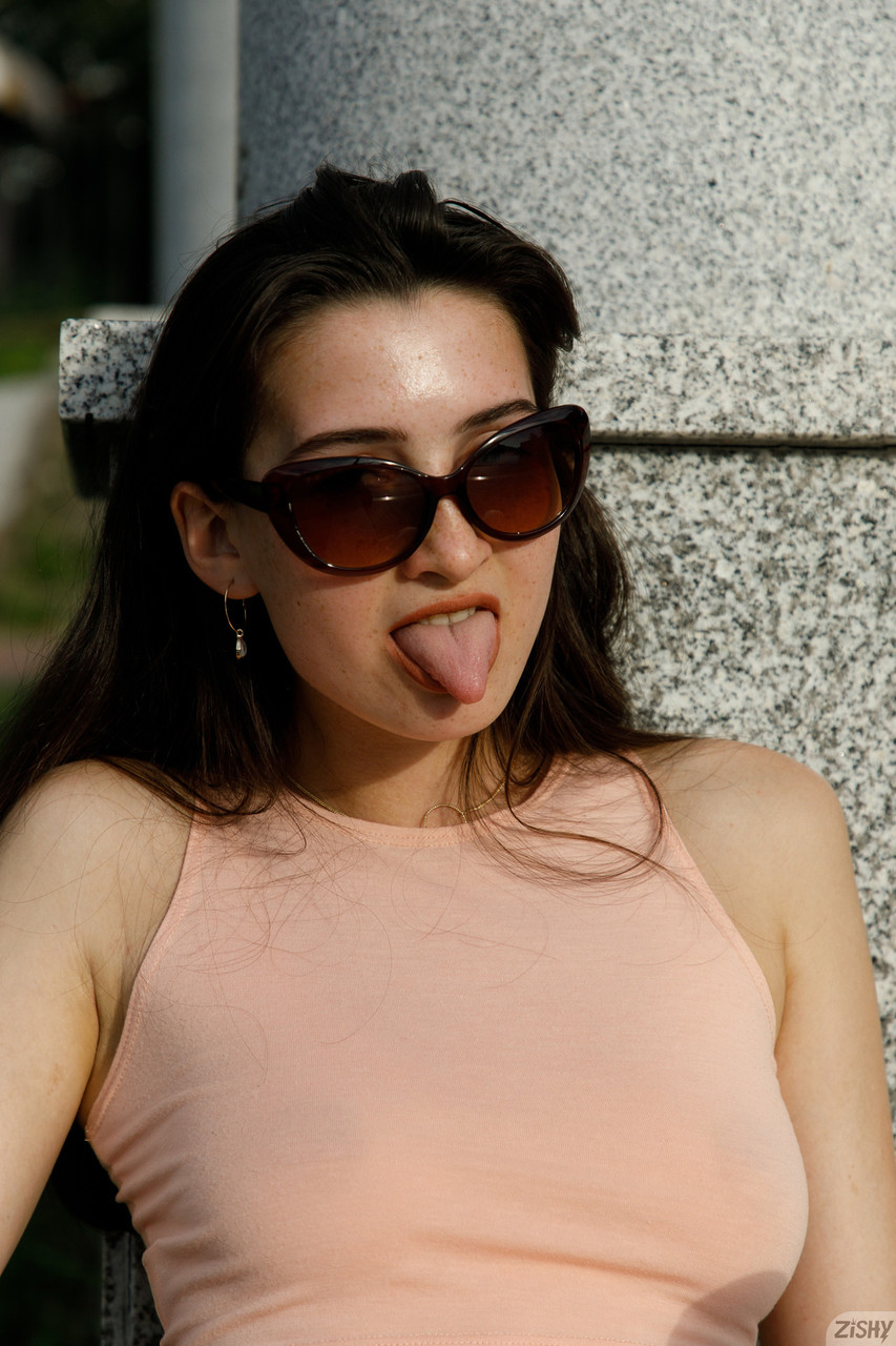 Nicht-professionelle Prinzessin Tamara Damachuk zeigt ihre Brüste, während sie in ihrem engen Kleid posiert Nicht-professionelle Prinzessin Tamara Damachuk zeigt ihre Brüste, während sie in ihrem engen Kleid posiert