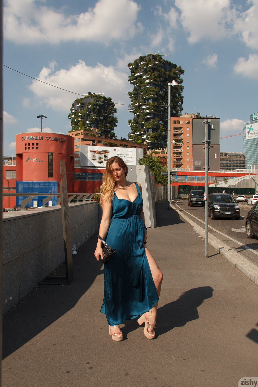 Saftiges Fräulein Sera Rossini neckt mit ihrer Brust in Yogahosen & in einem perfekten Kleidungsstück Saftiges Fräulein Sera Rossini neckt mit ihrer Brust in Yogahosen & in einem perfekten Kleidungsstück