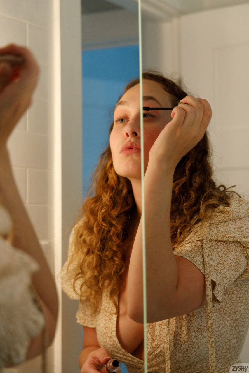 A atraente Carrie Barber, de cabelo encaracolado e não profissional, expõe o seu grande rabo em cuecas A atraente Carrie Barber, de cabelo encaracolado e não profissional, expõe o seu grande rabo em cuecas