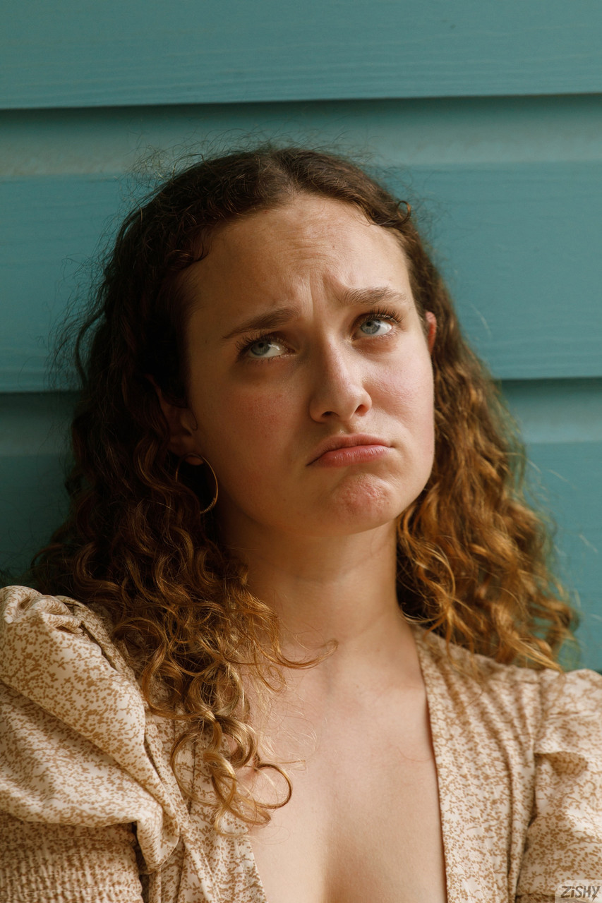 A atraente Carrie Barber, de cabelo encaracolado e não profissional, expõe o seu grande rabo em cuecas A atraente Carrie Barber, de cabelo encaracolado e não profissional, expõe o seu grande rabo em cuecas