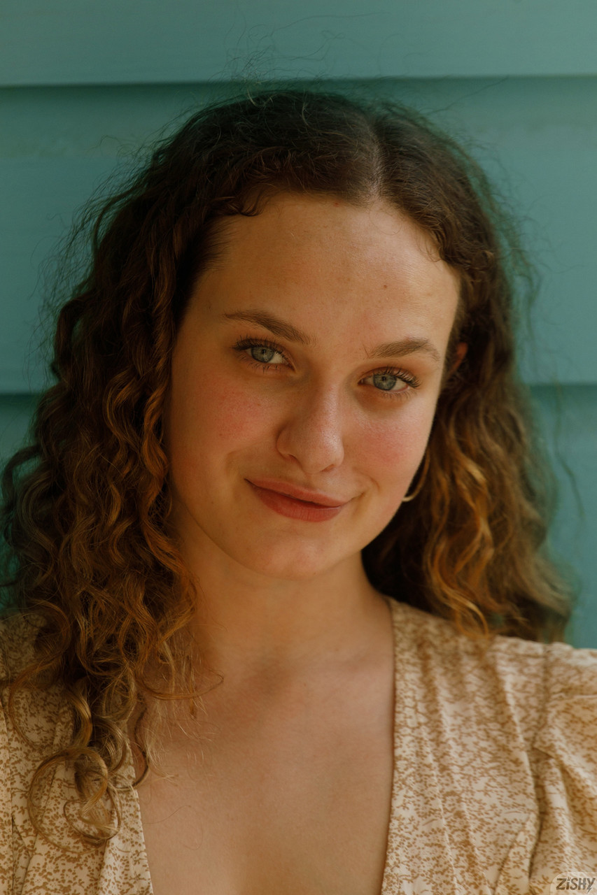 A atraente Carrie Barber, de cabelo encaracolado e não profissional, expõe o seu grande rabo em cuecas A atraente Carrie Barber, de cabelo encaracolado e não profissional, expõe o seu grande rabo em cuecas