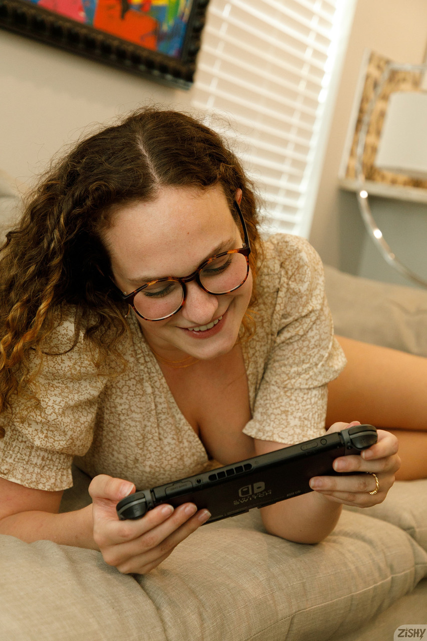 A atraente Carrie Barber, de cabelo encaracolado e não profissional, expõe o seu grande rabo em cuecas A atraente Carrie Barber, de cabelo encaracolado e não profissional, expõe o seu grande rabo em cuecas