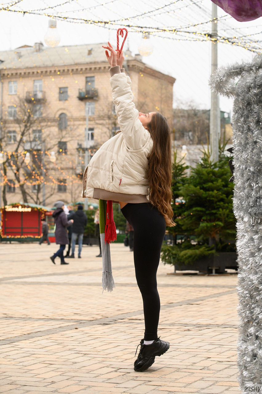 Irina Dyvyn’s Scarf Tease Unveils Secrets in Public Outdoor Show Irina Dyvyn’s Scarf Tease Unveils Secrets in Public Outdoor Show