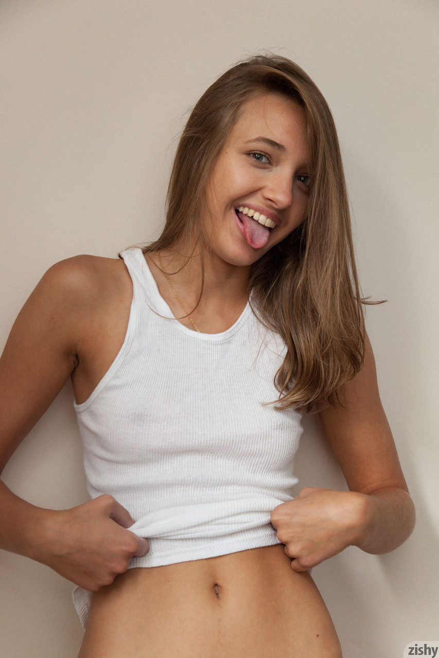 Die zarte, blecherne Maria Turova posiert in ihren verschiedenen Höschen Die zarte, blecherne Maria Turova posiert in ihren verschiedenen Höschen