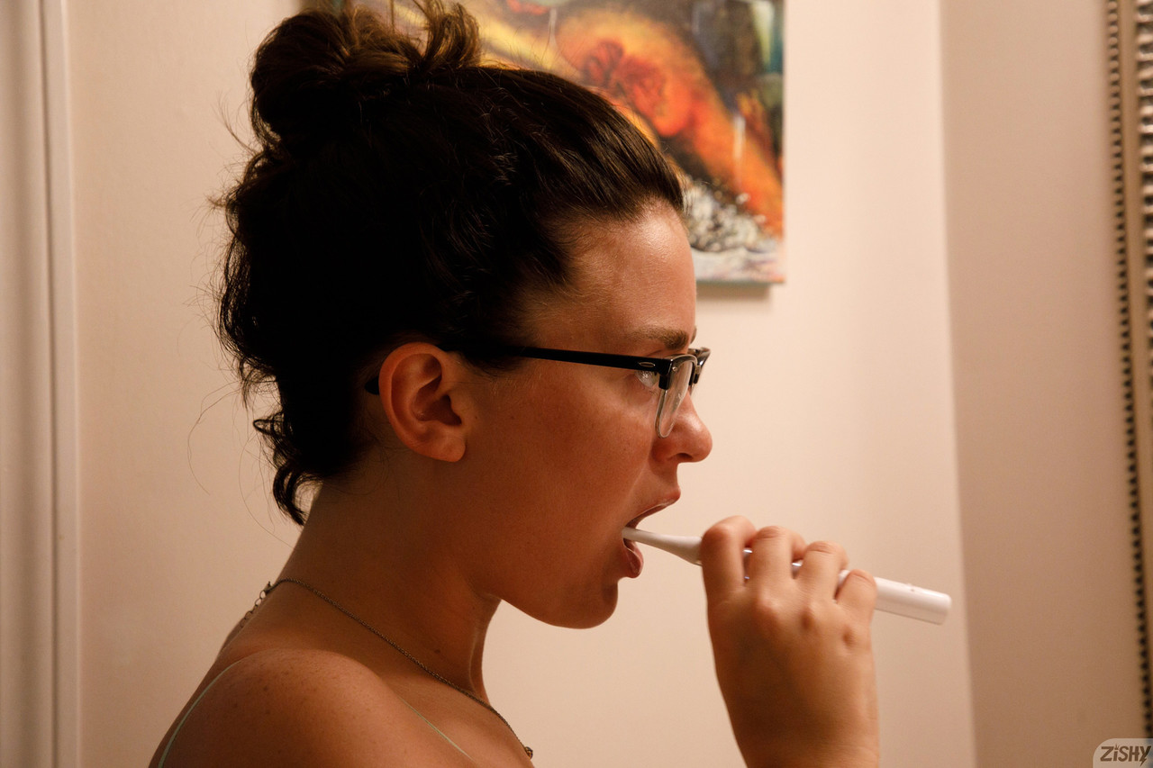 Die süße Dilettantin Savannah Small geht oben ohne und zeigt ihren großen Buttlock Die süße Dilettantin Savannah Small geht oben ohne und zeigt ihren großen Buttlock