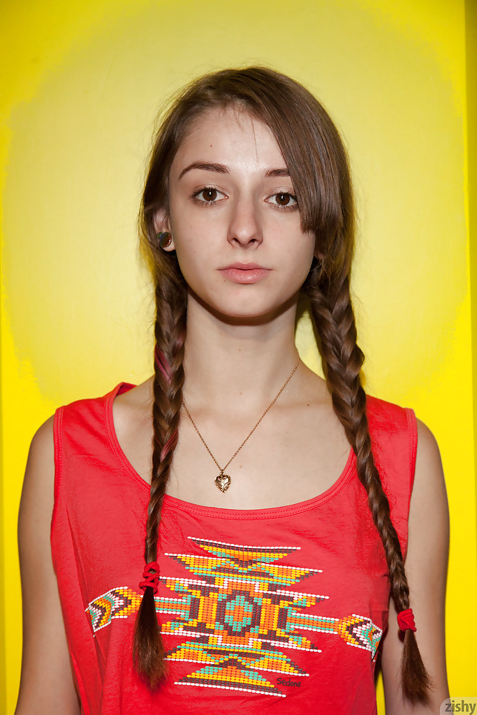 La tintarella ossuta con le treccine Willow Hayes che si diverte con i pantaloni da yoga La tintarella ossuta con le treccine Willow Hayes che si diverte con i pantaloni da yoga