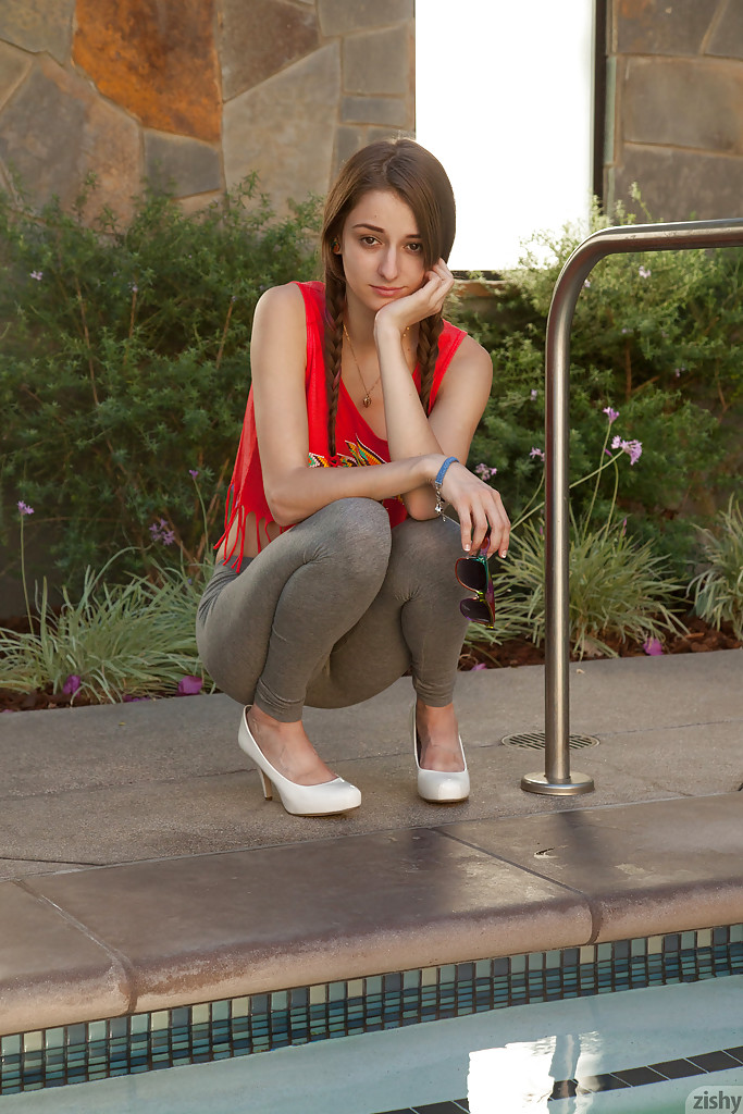 La tintarella ossuta con le treccine Willow Hayes che si diverte con i pantaloni da yoga La tintarella ossuta con le treccine Willow Hayes che si diverte con i pantaloni da yoga