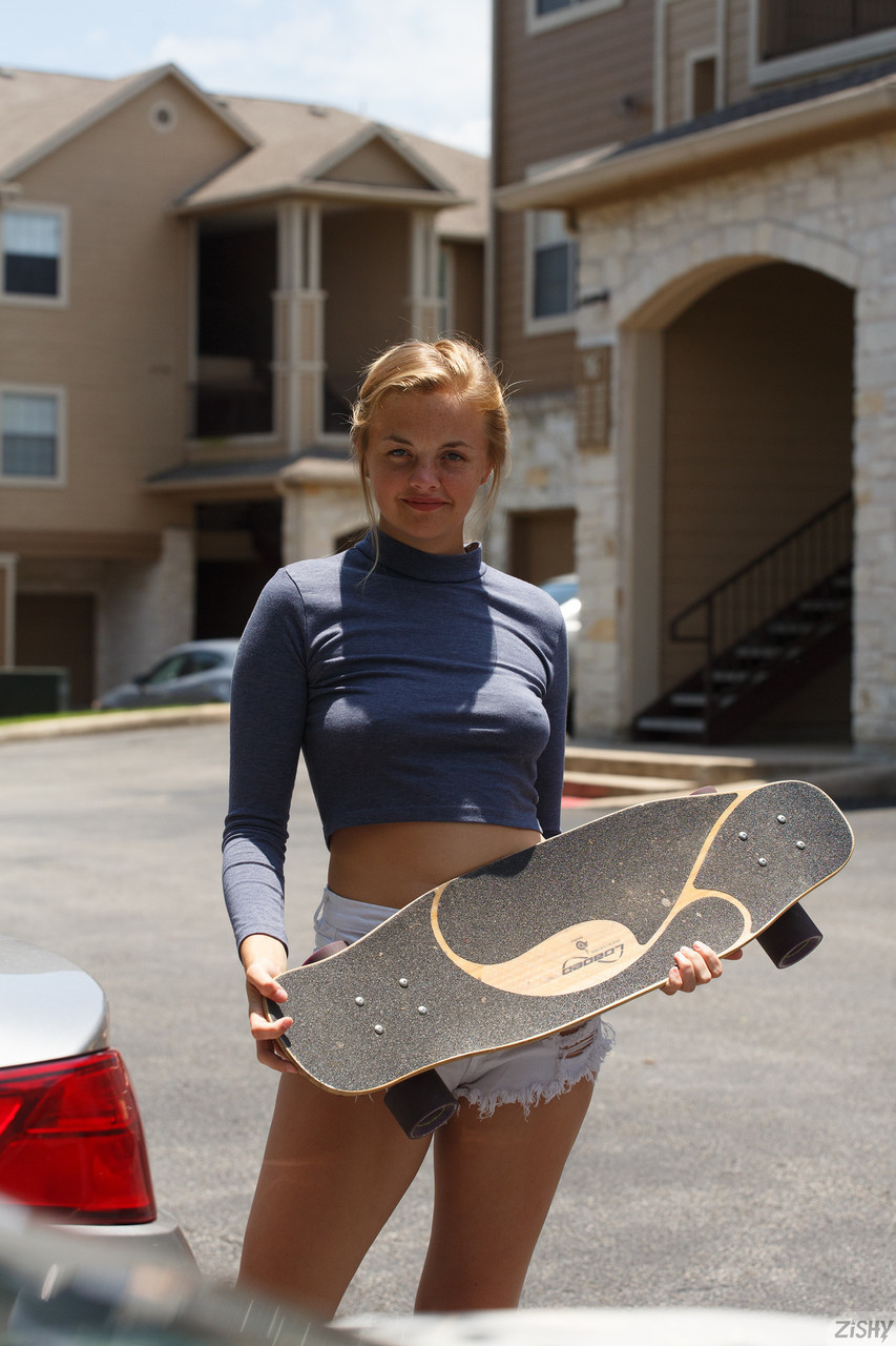 La sexy playgirl Sybil Kuechler svela il suo occhio marrone e le sue tette da teenager all'aria aperta La sexy playgirl Sybil Kuechler svela il suo occhio marrone e le sue tette da teenager all'aria aperta