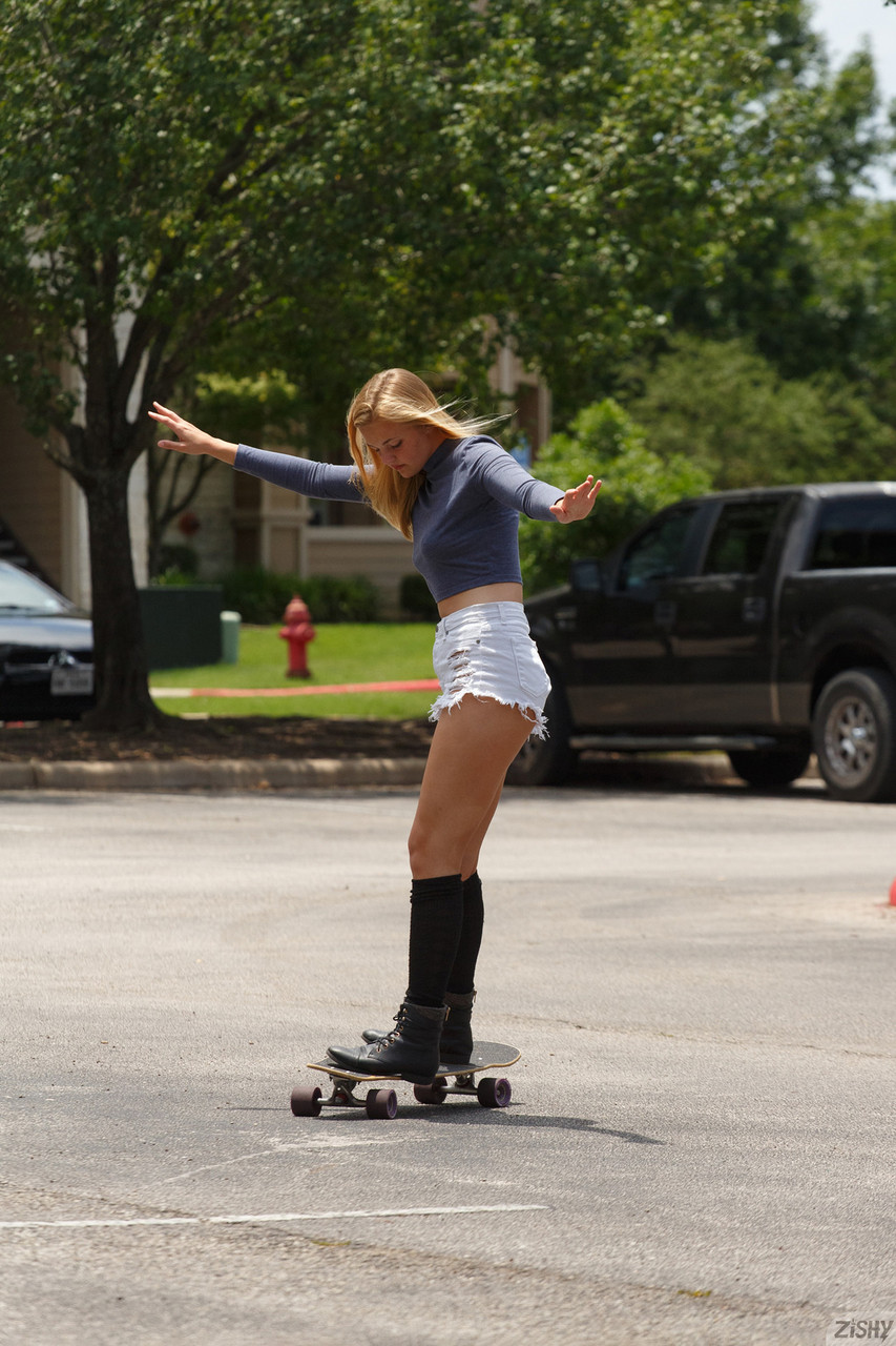 La sexy playgirl Sybil Kuechler svela il suo occhio marrone e le sue tette da teenager all'aria aperta La sexy playgirl Sybil Kuechler svela il suo occhio marrone e le sue tette da teenager all'aria aperta