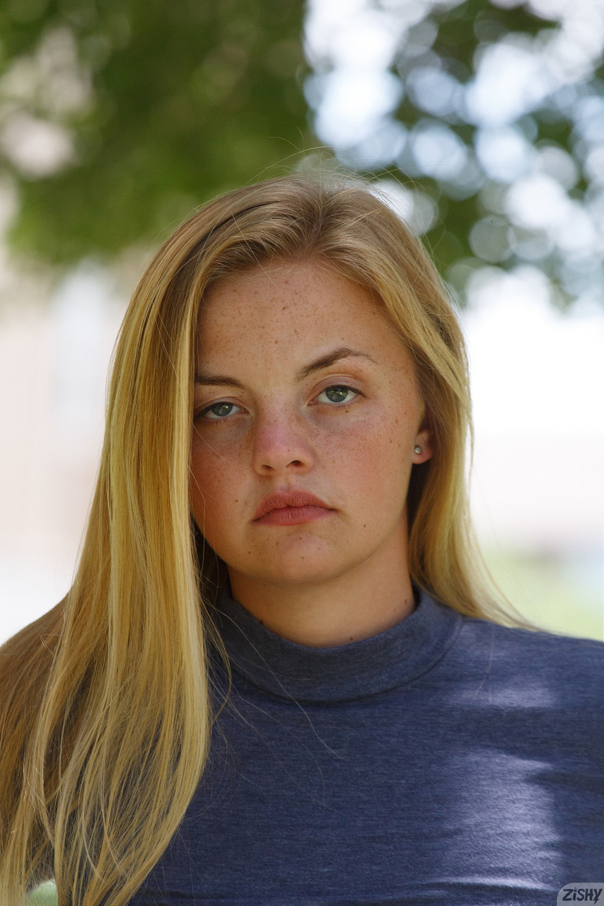 La sexy playgirl Sybil Kuechler svela il suo occhio marrone e le sue tette da teenager all'aria aperta La sexy playgirl Sybil Kuechler svela il suo occhio marrone e le sue tette da teenager all'aria aperta