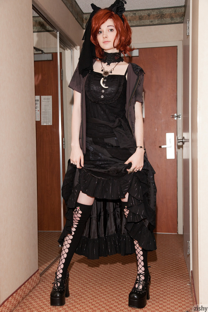 Sexy tinny bird Lilly Gardner teases fully suited up en la balcón y litera Sexy tinny bird Lilly Gardner teases fully suited up en la balcón y litera