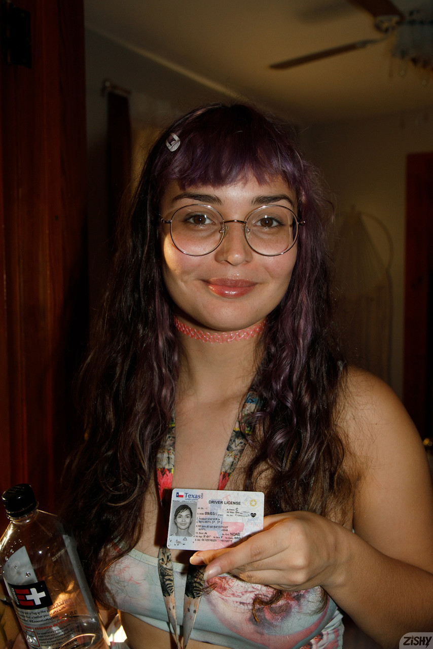 Fioletowowłosa hipiska Bubble Buttlock Venus pokazuje swoje ogromne cycki w solo Fioletowowłosa hipiska Bubble Buttlock Venus pokazuje swoje ogromne cycki w solo